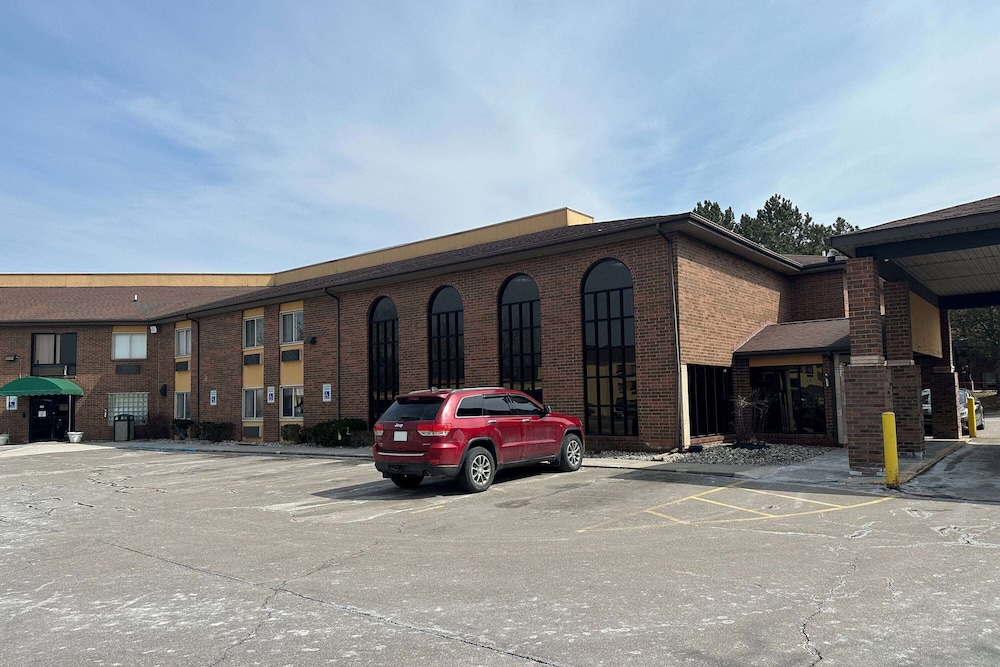 Baymont by Wyndham Flint Airport North - featured photo