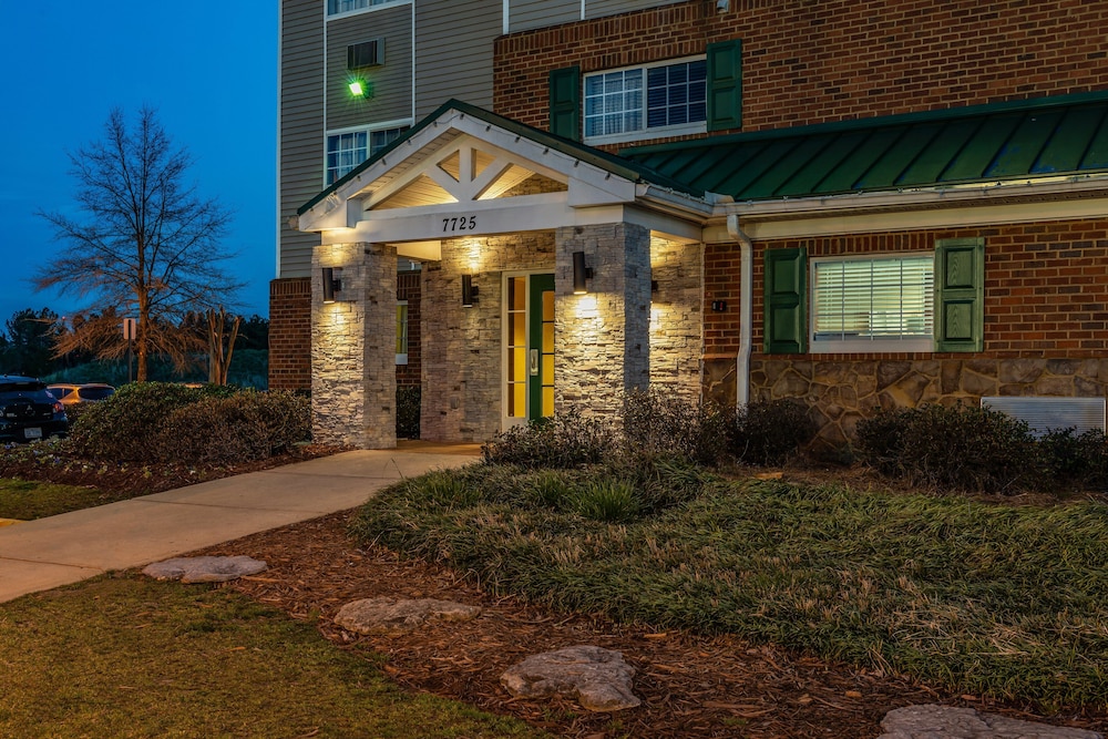 HomeTowne Studios & Suites by Red Roof Charlotte Concord - photo 2