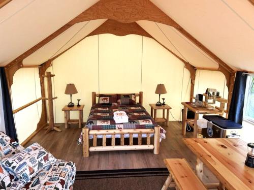 Howling Wolf Resort - carbon neutral hotel in Seward