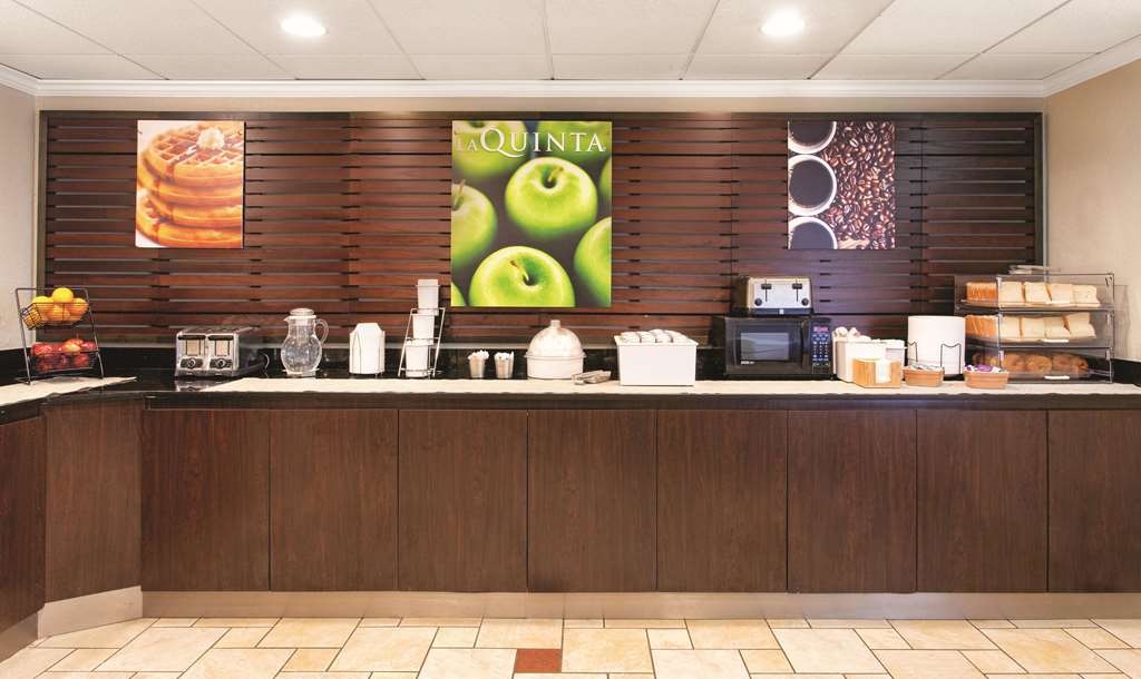 La Quinta Inn & Suites by Wyndham Miami Airport East - photo 58