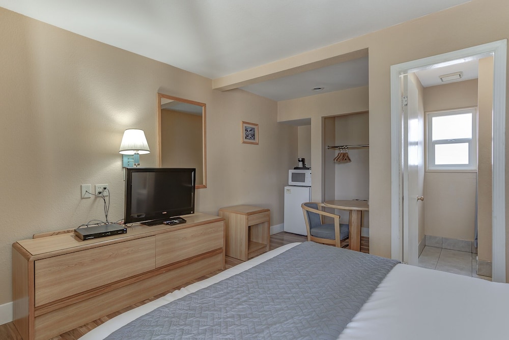Shasta Pines Motel & Suites - photo 11