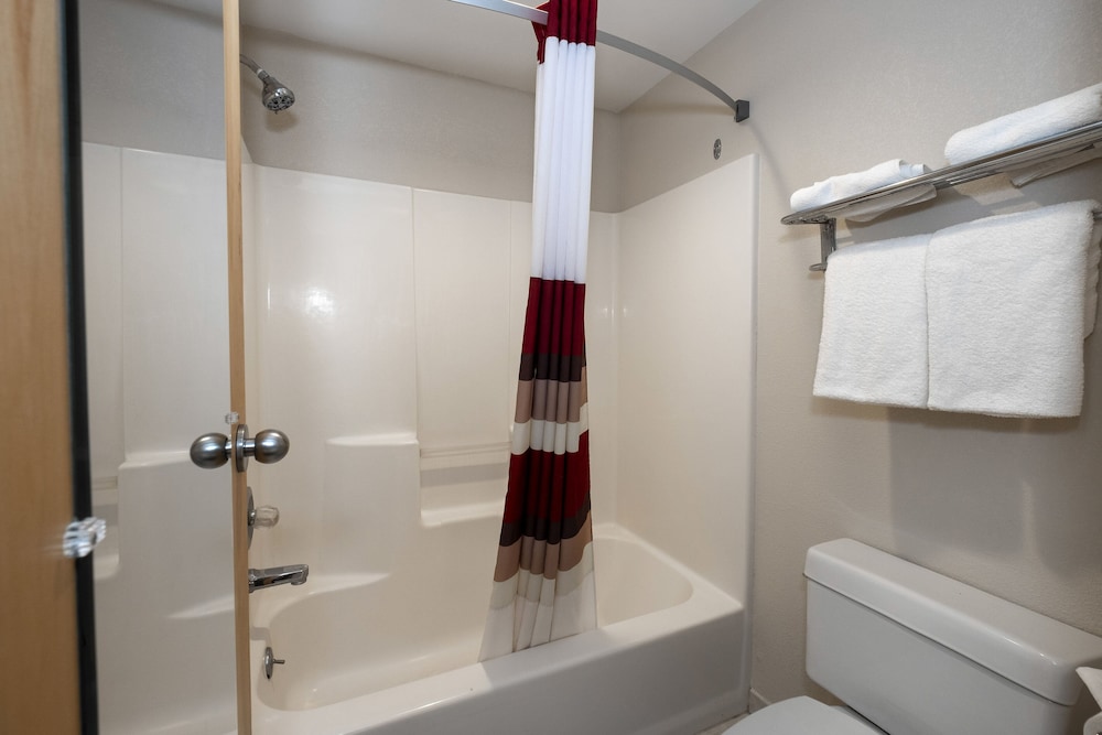 Red Roof Inn Clifton Park - photo 26
