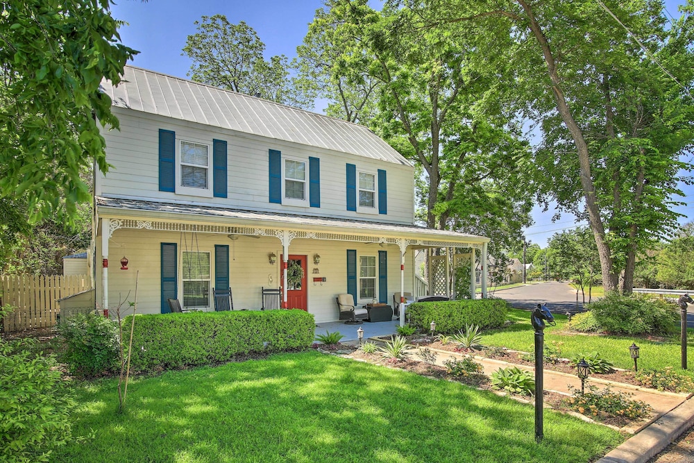 Grand Fredericksburg Retreat Walk to Main St in Fredericksburg, United States