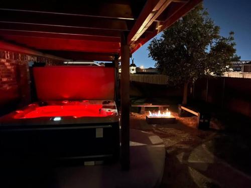HotTub King Bed Fire pit BBQ Pristine Kitchen in Odessa, United States