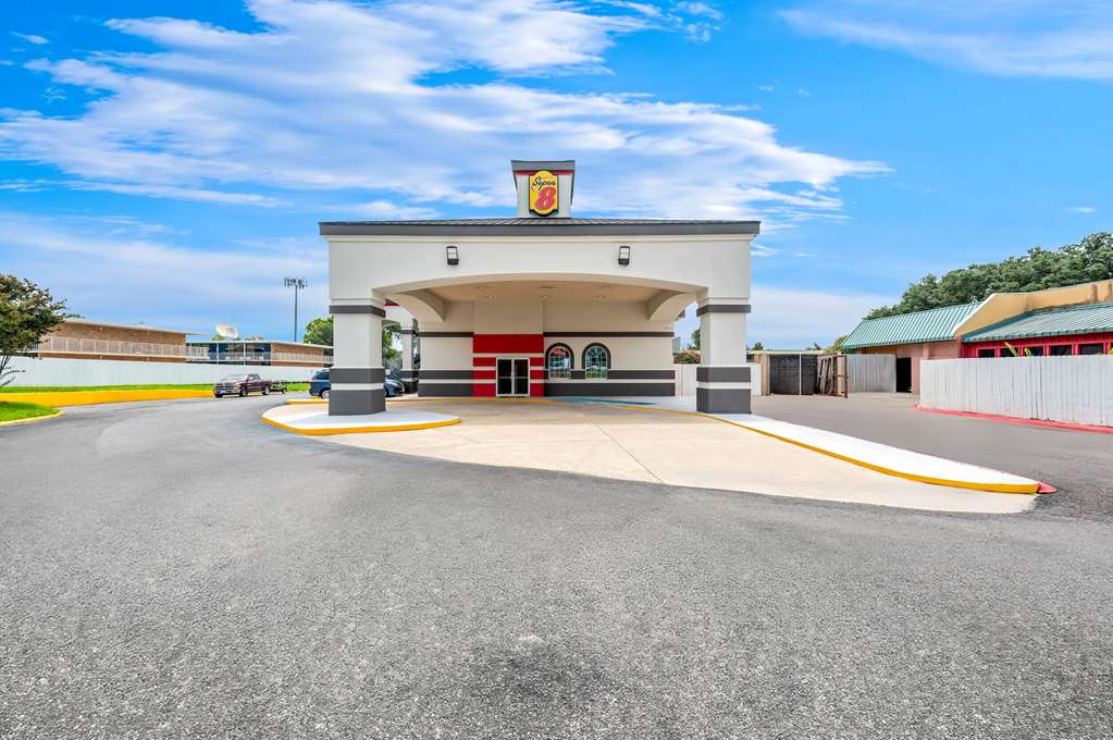 Super 8 by Wyndham Baton Rouge I 10 - featured photo