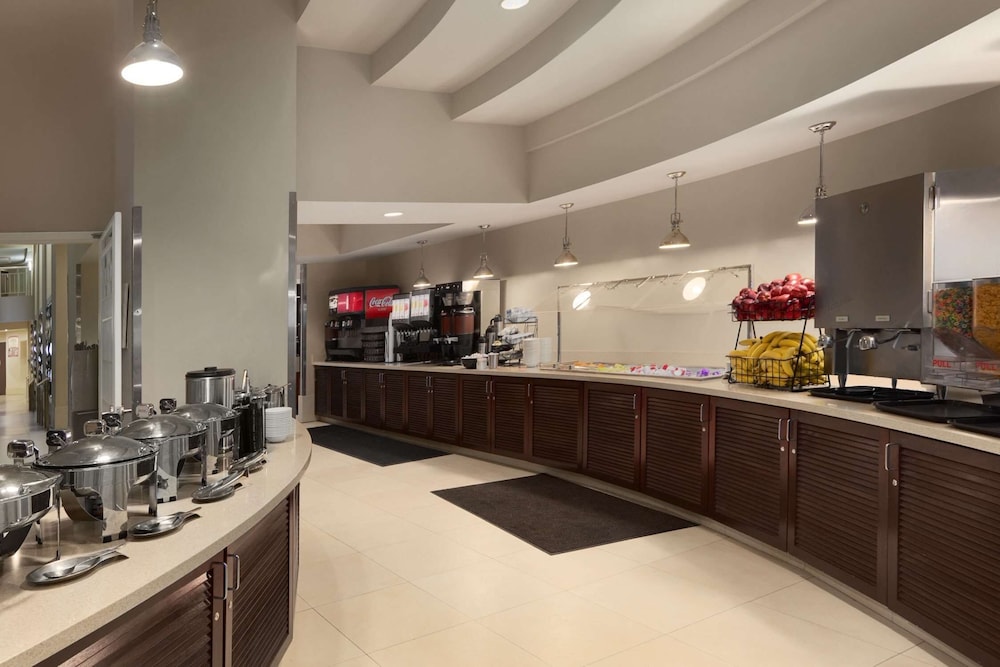 Embassy Suites by Hilton Alexandria Old Town - photo 36