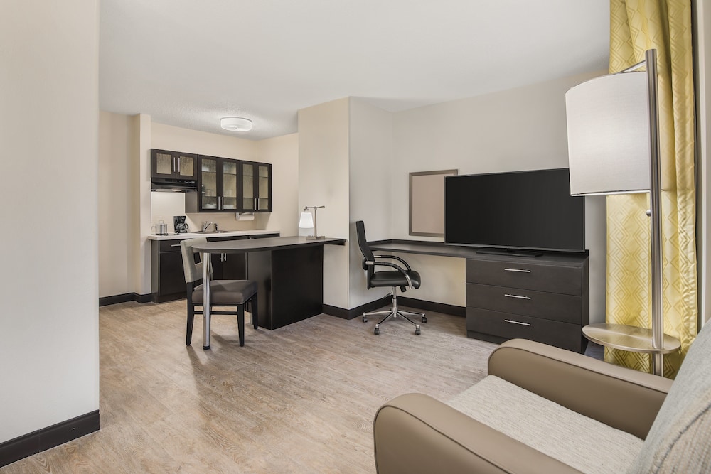 Candlewood Suites Charlotte Arrowood by IHG - photo 11