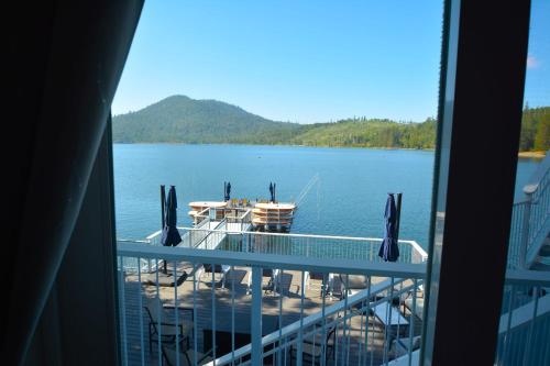 Beautiful Lakefront Home Spectacular View Herrera — 4-Star Luxury Hotel in Bass Lake, United States