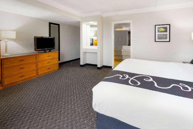 Super 8 by Wyndham The Woodlands North - photo 15