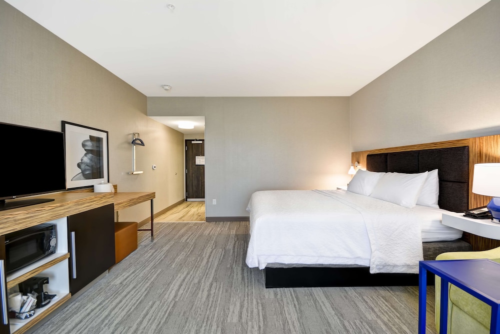 Hampton Inn & Suites Detroit Warren - photo 16