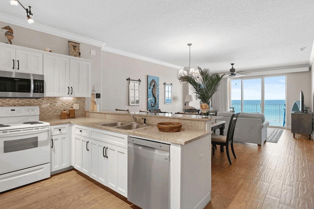 Emerald Isle Resort 405 by Avantstay Beachfront Beach Chairs Pool Access - photo 5