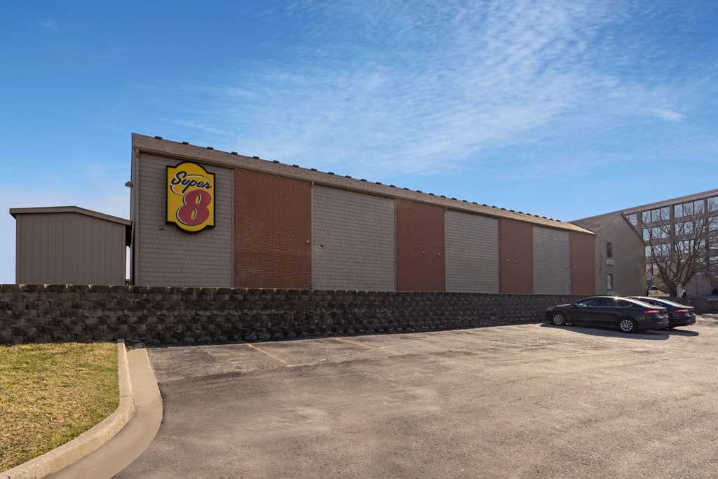 Super 8 by Wyndham Kansas City Airport North - photo 4