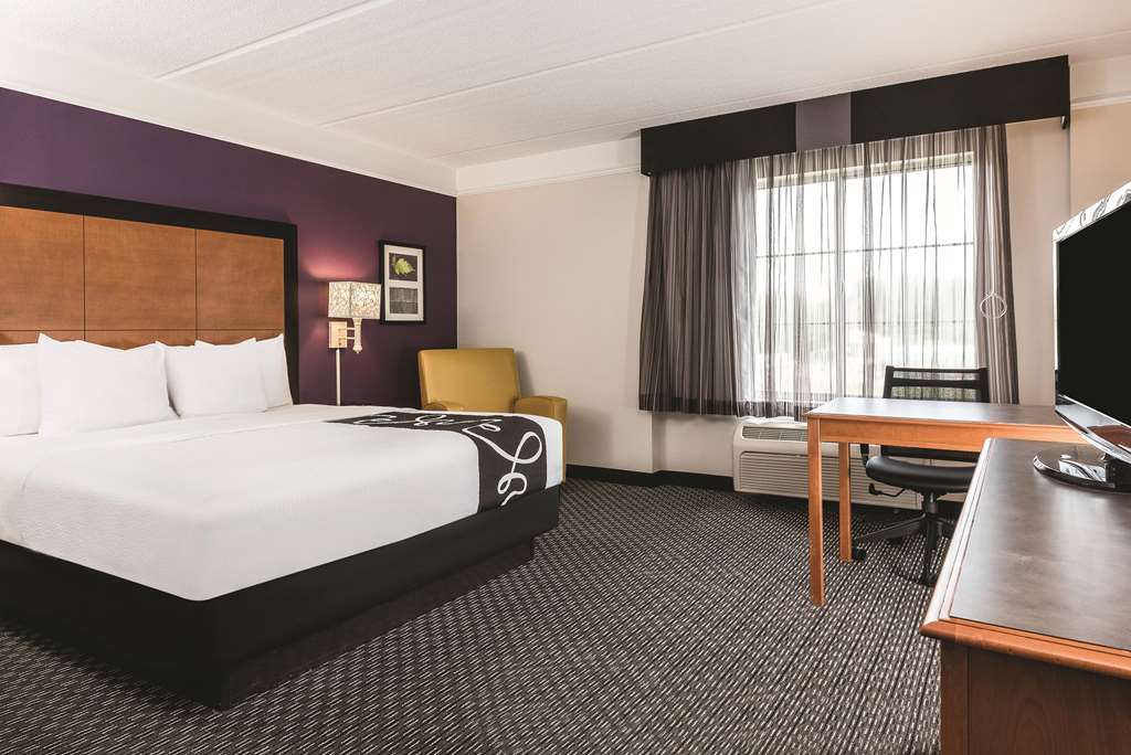 La Quinta Inn & Suites by Wyndham Univ Area Chapel Hill - photo 25