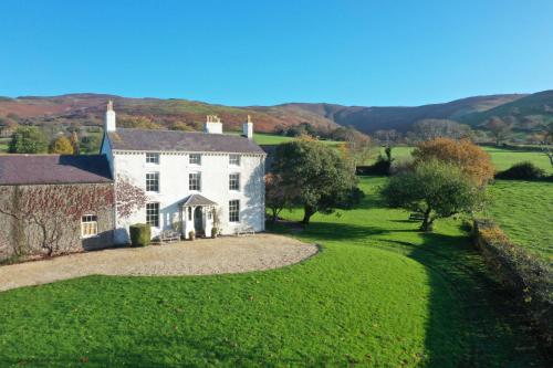 Georgian Country House Panoramic Views Sleeps 12 — 4-Star Luxury Hotel in Ruthin, United Kingdom