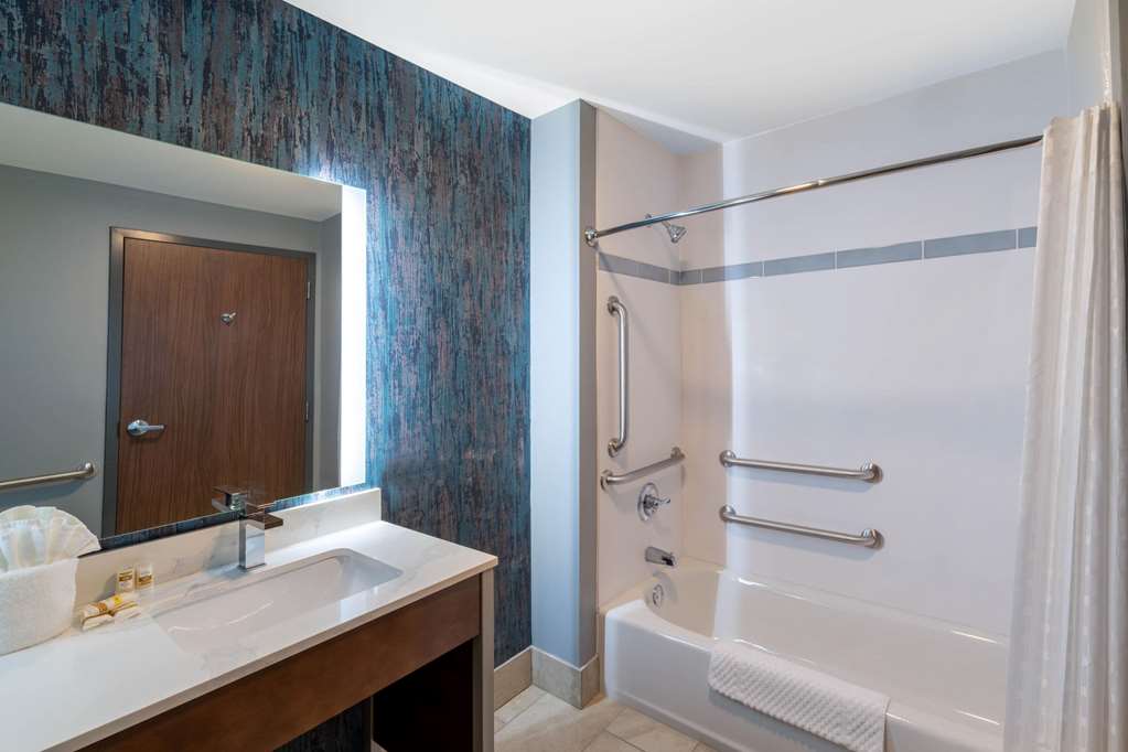 La Quinta Inn & Suites by Wyndham Louisville NE Old Henry Rd - photo 13
