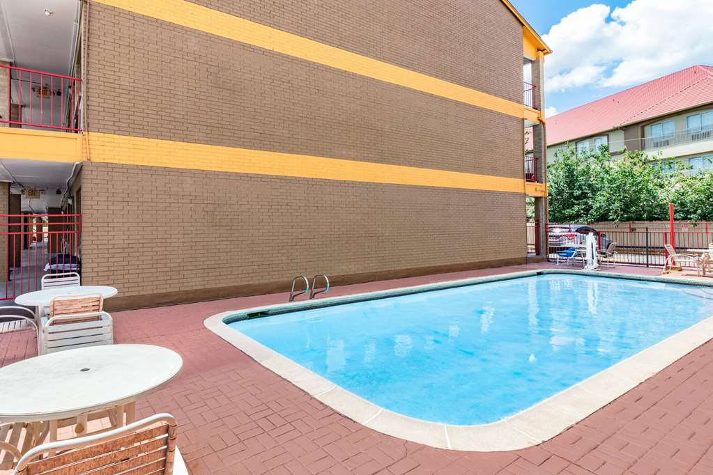 Howard Johnson by Wyndham Houston Hobby Airport - photo 10