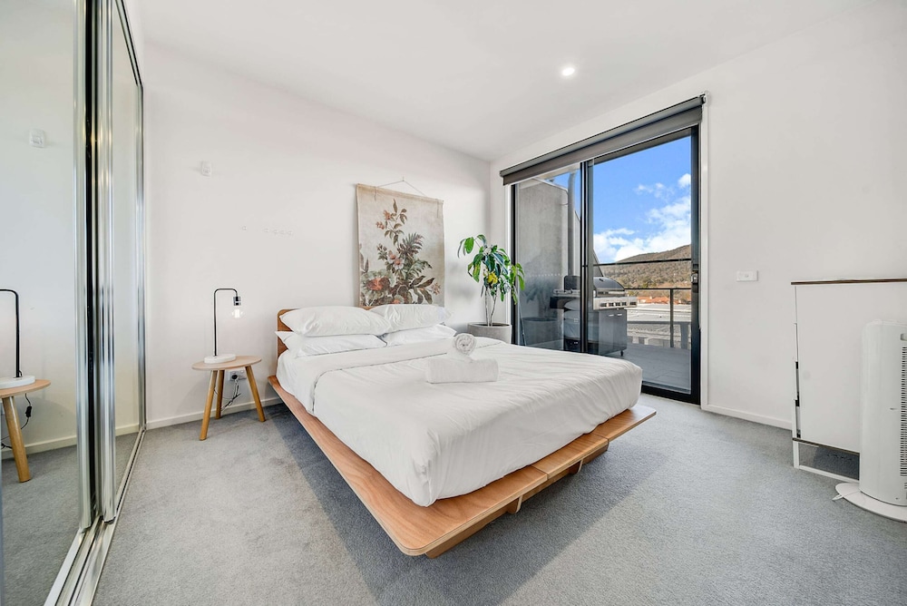 Mountain View City Center Apartment with BBQ — 4-Star Luxury Hotel in Canberra, Australia