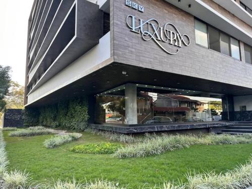 Apto lujoso luminoso y moderno al lado de M40 y GREEN TOWER in Santa Cruz De La Sierra, Bolivia