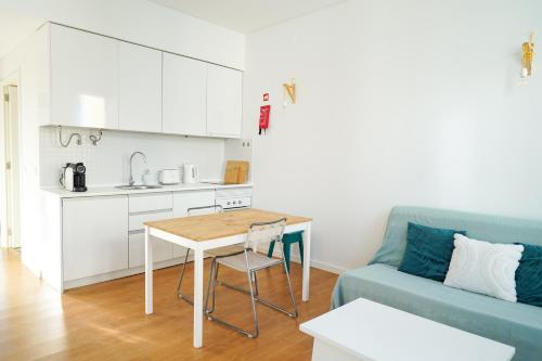 Upstairs Apartment in Mint house Beach nearby Balcony and Electric standing desk for remote work — 4-Star Luxury Hotel in Setubal, Portugal