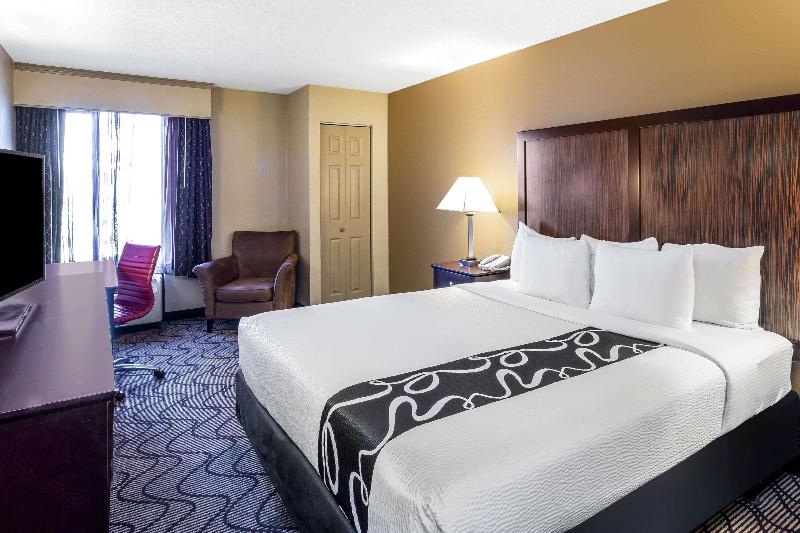 La Quinta Inn & Suites Oakland Airport Coliseum - photo 13
