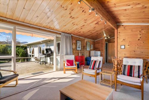 The Lake Escape Taupo Holiday Home — 4-Star Luxury Hotel in Taupo, New Zealand