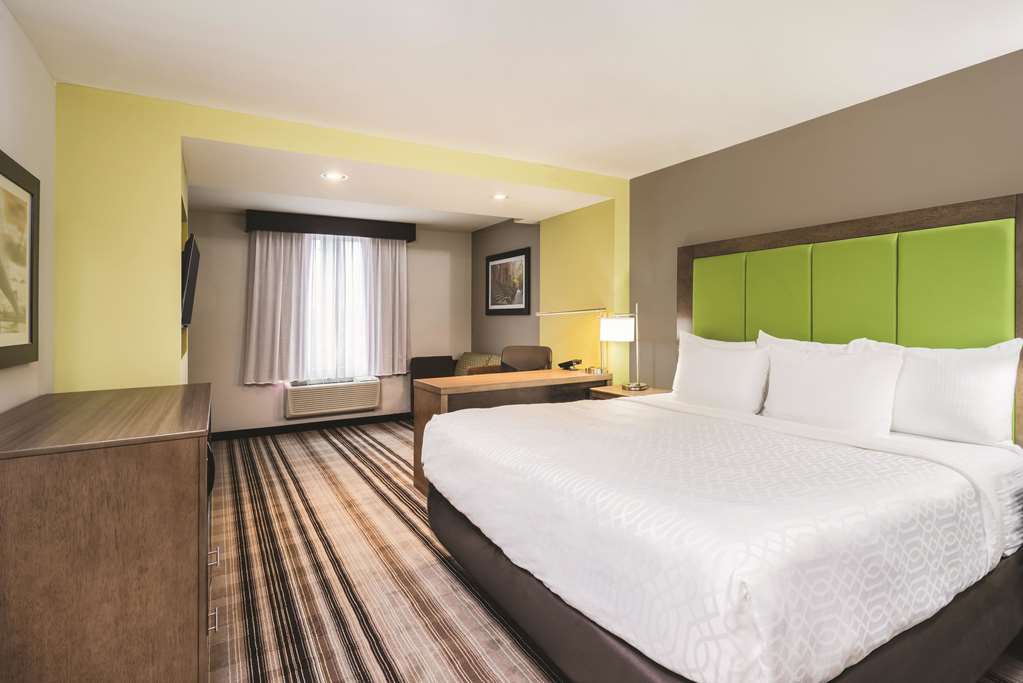 La Quinta Inn & Suites by Wyndham Brooklyn Central - photo 9