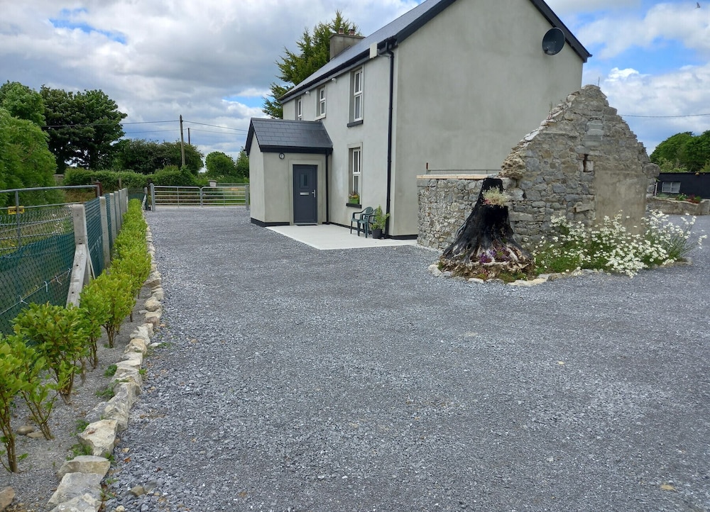 Rowan House Holiday Home by Trident Holiday Homes — 4-Star Luxury Hotel in Cill Airne, Republic of Ireland