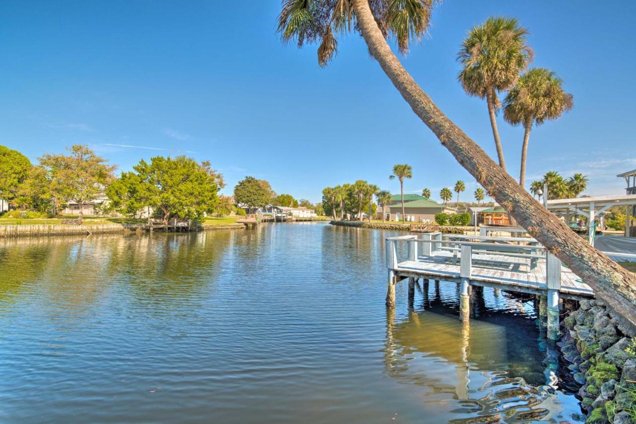 Boat Dock and Porch Riverfront Retreat in Homosassa — 4-Star Luxury Hotel in Homosassa, United States