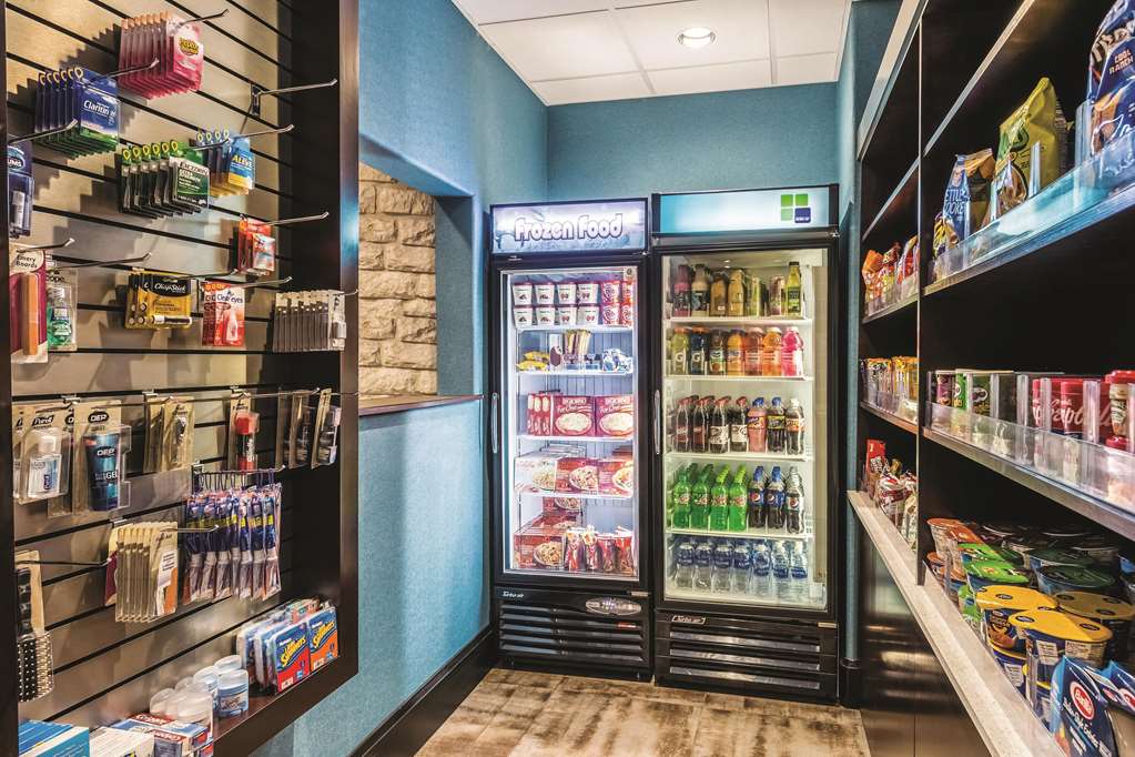 La Quinta Inn & Suites by Wyndham Dallas Grand Prairie South - photo 60