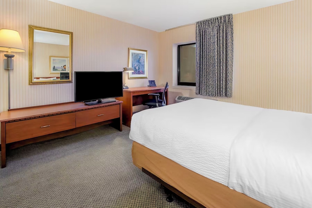 Norwood Inn and Suites Detroit - photo 11