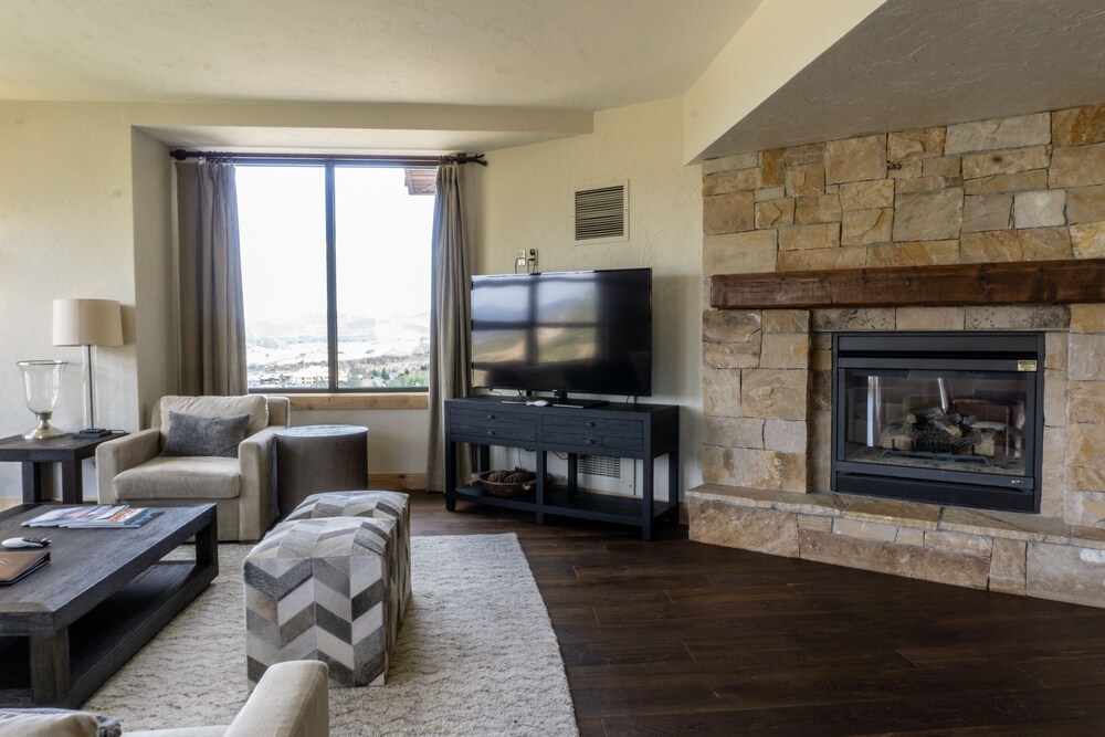 Grand Summit 702 — 4-Star Luxury Hotel in Bridgeport, United States