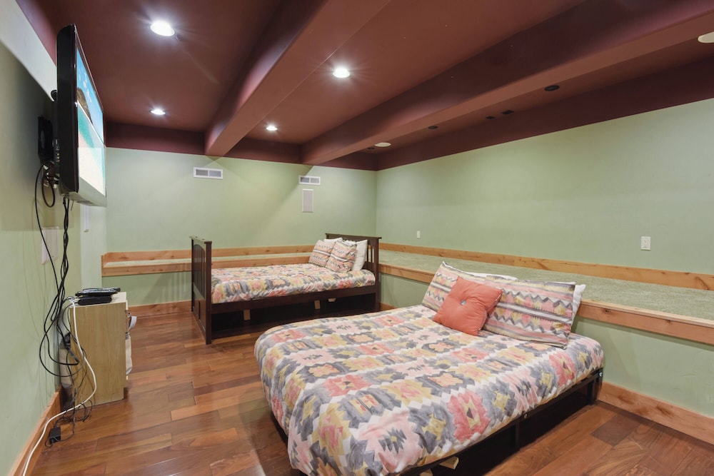 Hilltop Hideaway w Game Room & Forest Views - photo 7