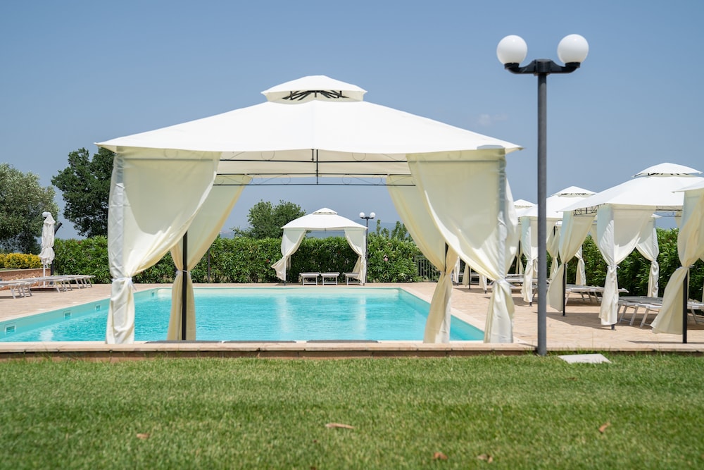 Agriturismo Borgo Bernabei — 4-Star Luxury Hotel in Castiglione Della Pescaia, Italy
