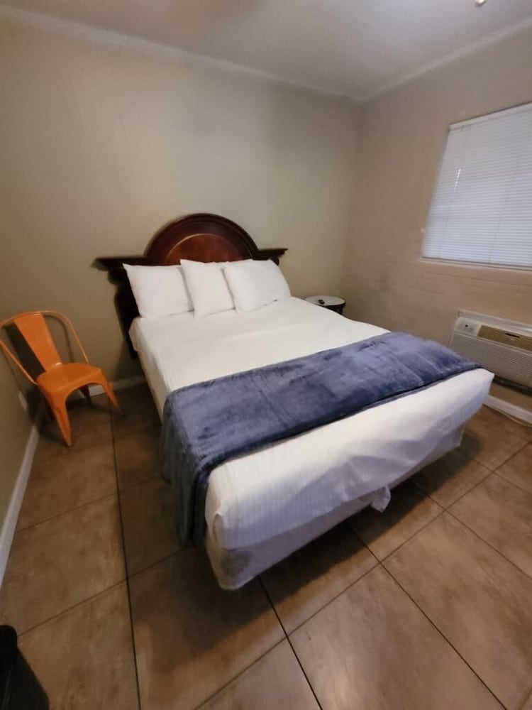 Sterling Gardens Hotel - photo 26