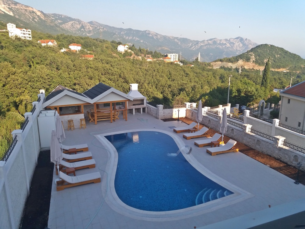 Luxury Villa with swimming pool Panorama — 4-Star Luxury Hotel in Budva, Montenegro