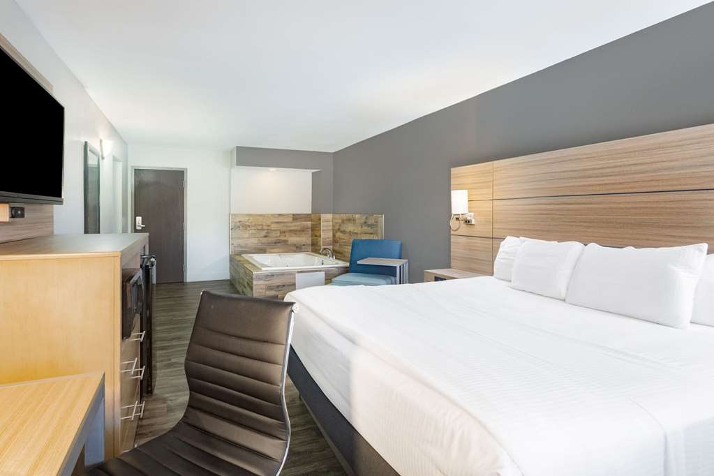 La Quinta Inn & Suites by Wyndham Joplin - photo 31