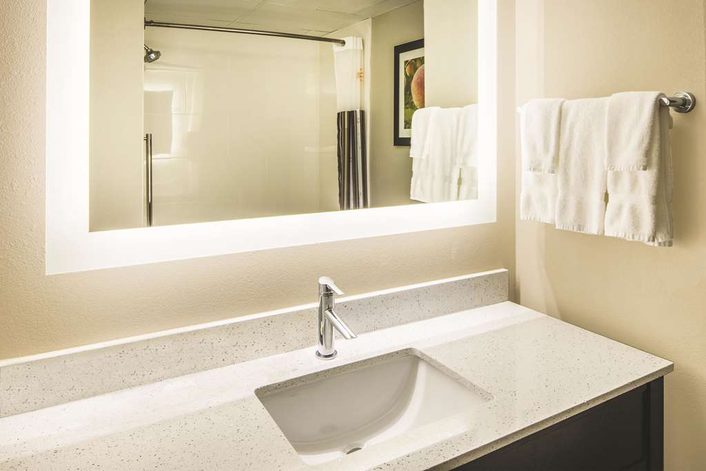 La Quinta Inn & Suites by Wyndham Milledgeville - photo 11