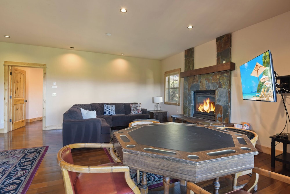 Hilltop Hideaway w Game Room & Forest Views - photo 11