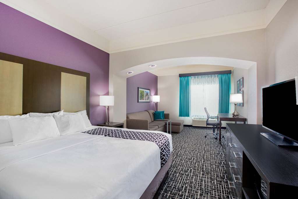 La Quinta Inn & Suites by Wyndham Mission at West McAllen - photo 25