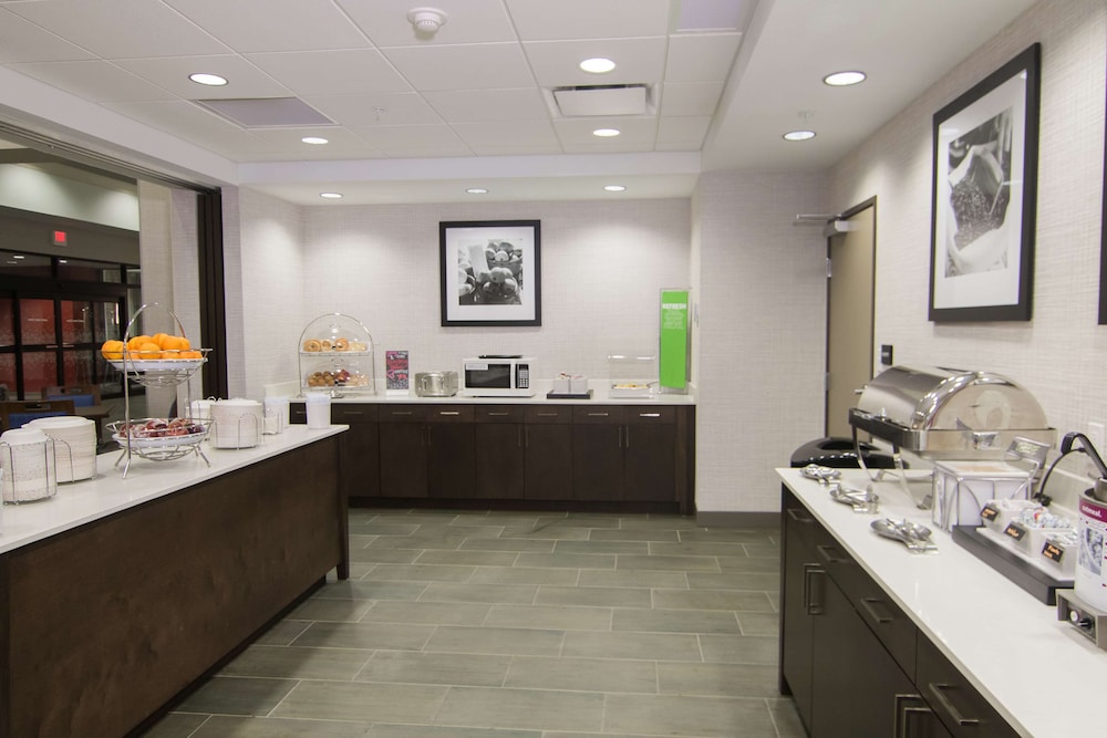 Hampton Inn & Suites Tulsa Downtown - photo 36