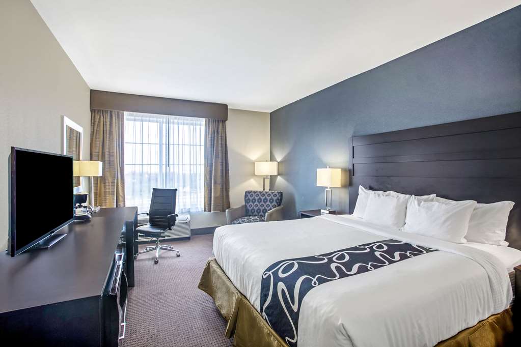 La Quinta Inn & Suites by Wyndham Karnes City Kenedy - photo 32