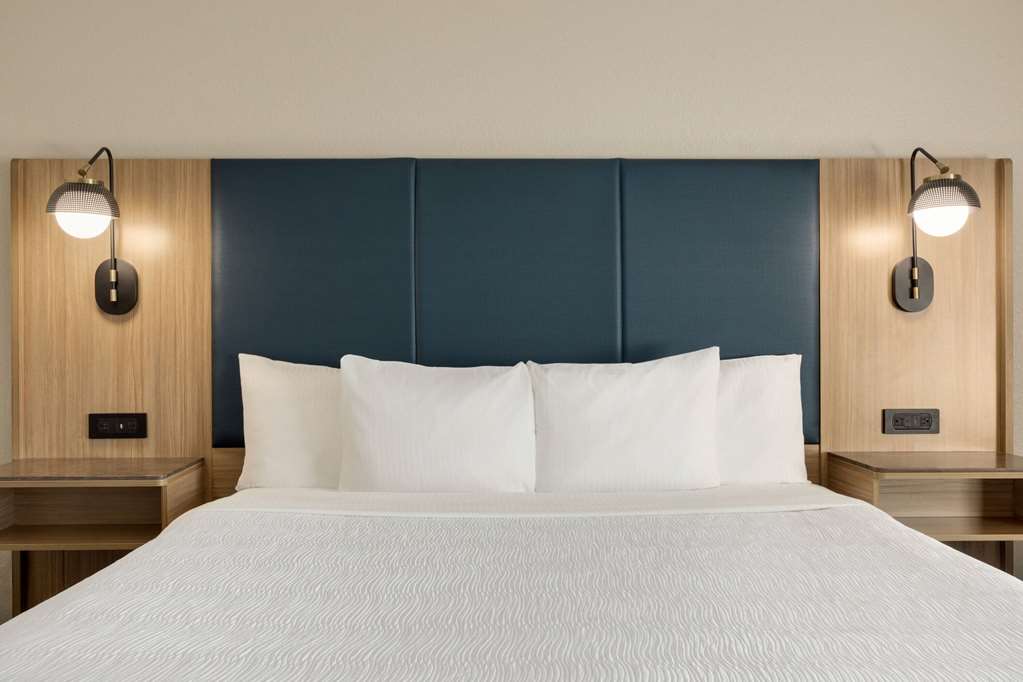 La Quinta Inn & Suites by Wyndham Austin Southwest - photo 32