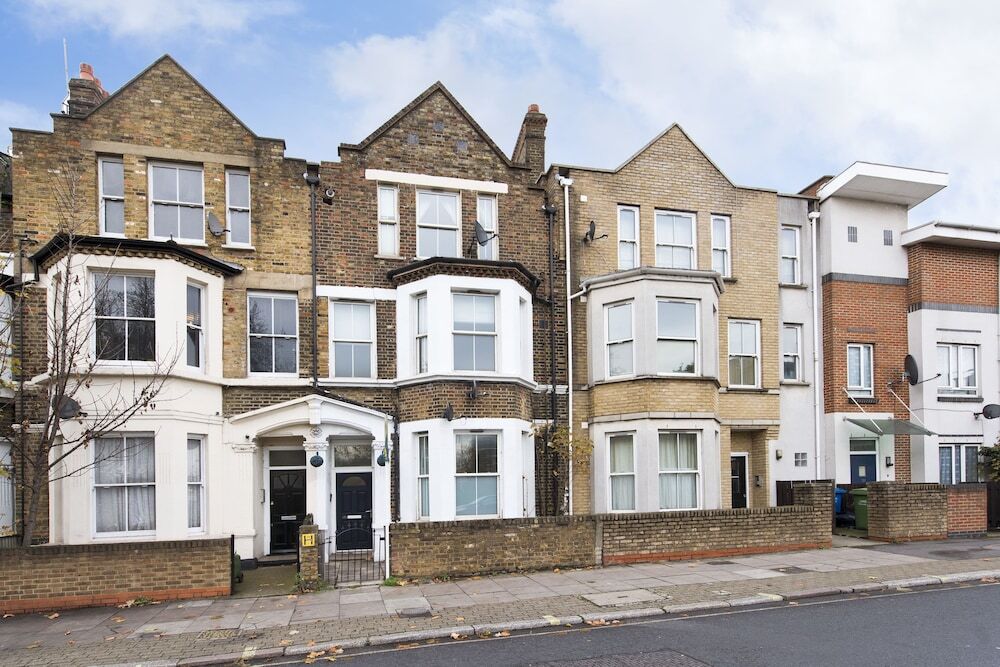 Lovely 1 Bed Flat with Private Garden And Easy Access To Central London