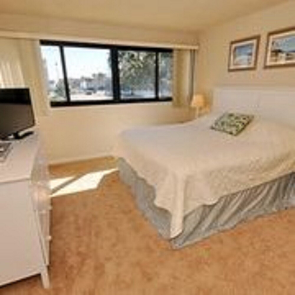 Holiday Towers by Elliott Beach Rentals - photo 2