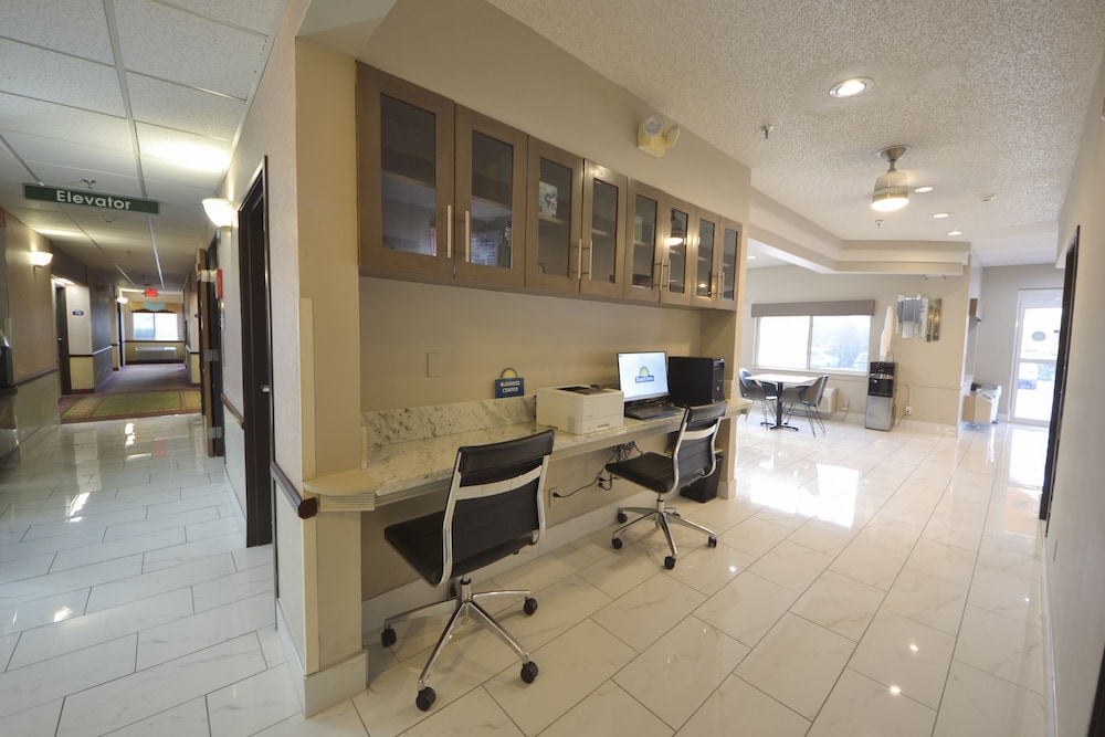 Days Inn & Suites by Wyndham Airport Albuquerque - photo 43
