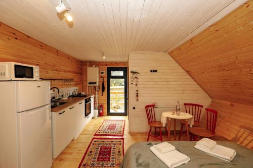 Wooden cottage green house in Bakuriani