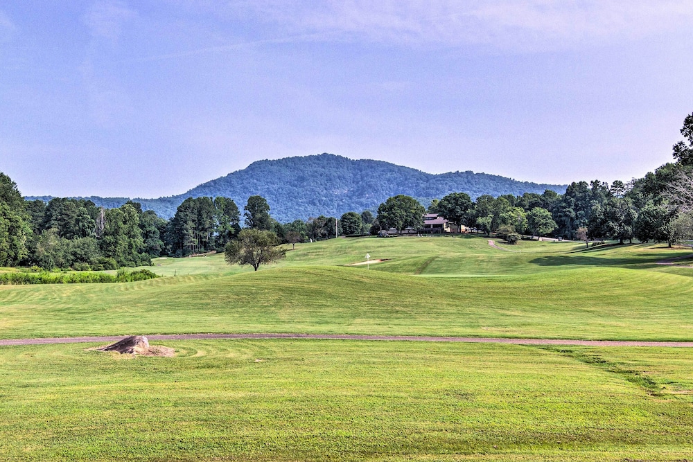 1 Mi To Lake Lure Studio with Resort Amenities in Lake Lure, United States