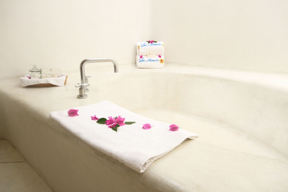Deep soaking bathtub