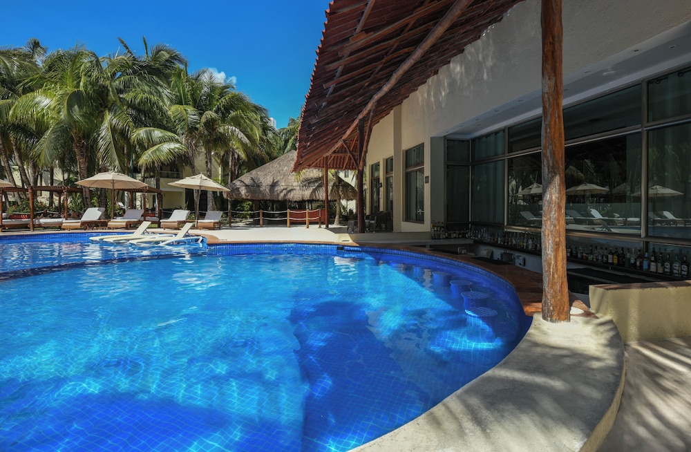 Swim-up bar