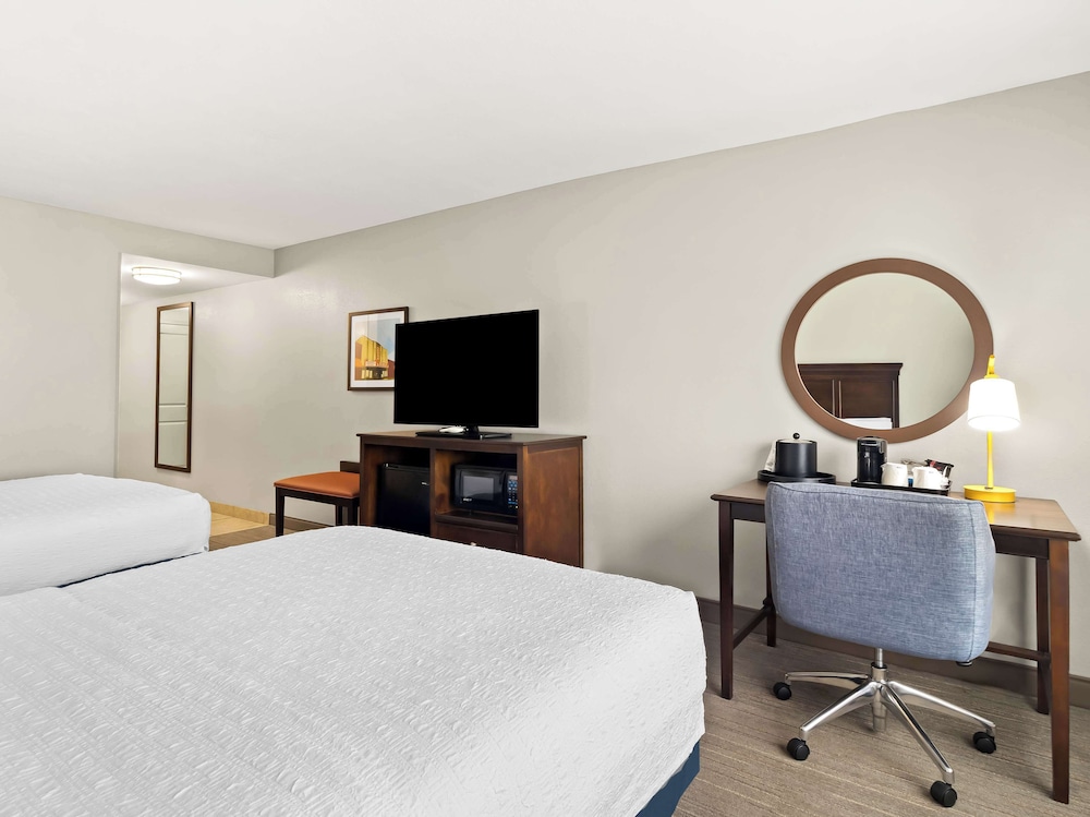 Hampton Inn Blytheville - photo 12